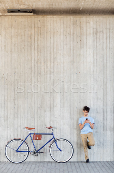 Stockfoto: Man · smartphone · vast · versnelling · fiets · straat