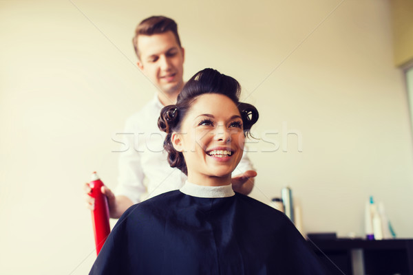 Szczęśliwy kobieta stylista fryzura salon Zdjęcia stock © dolgachov