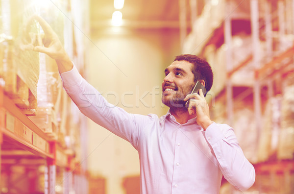 Gelukkig man roepen smartphone magazijn groothandel Stockfoto © dolgachov