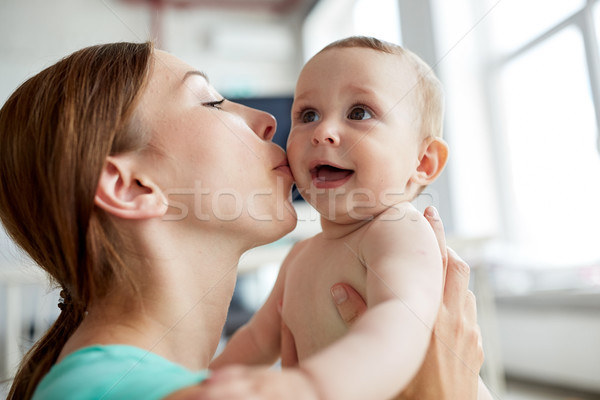 Szczęśliwy młodych matka całując mały baby Zdjęcia stock © dolgachov