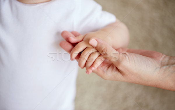 Pequeno bebê mãe mãos família Foto stock © dolgachov