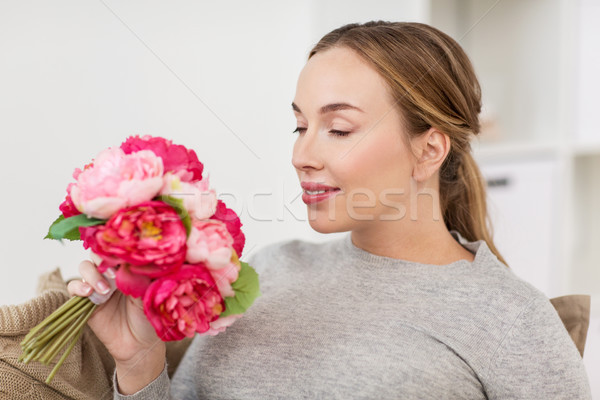 Foto stock: Feliz · mujer · flores · casa · vacaciones · personas