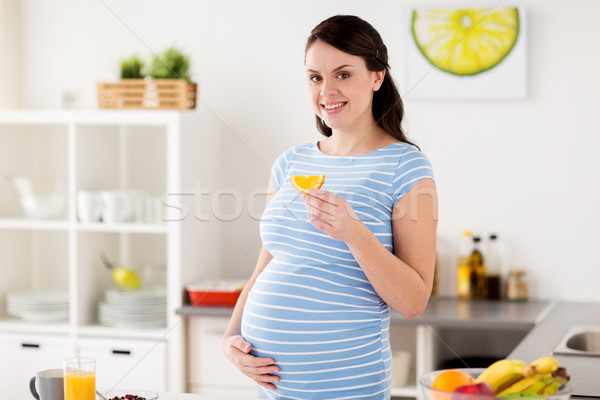 Foto stock: Feliz · mulher · grávida · alimentação · laranja · casa · gravidez