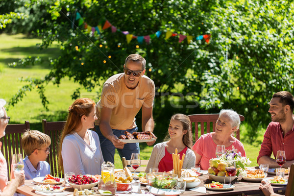 Gelukkig gezin diner zomer tuinfeest recreatie vakantie Stockfoto © dolgachov