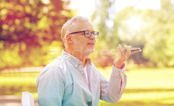 Idős férfi hang parancs furulya okostelefon technológia Stock fotó © dolgachov