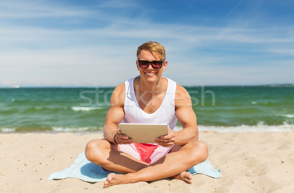 Heureux souriant jeune homme plage été [[stock_photo]] © dolgachov