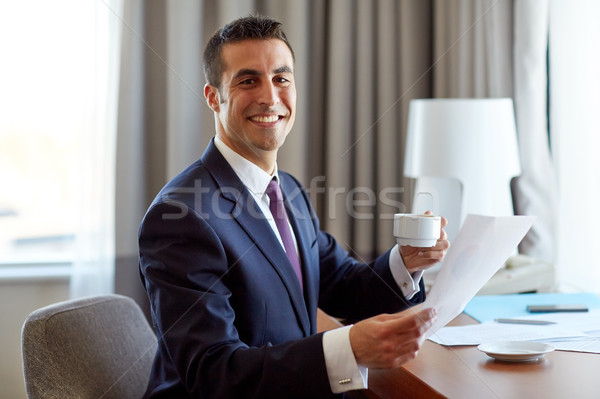 Stockfoto: Zakenman · papieren · drinken · koffie · hotel · zakenlieden