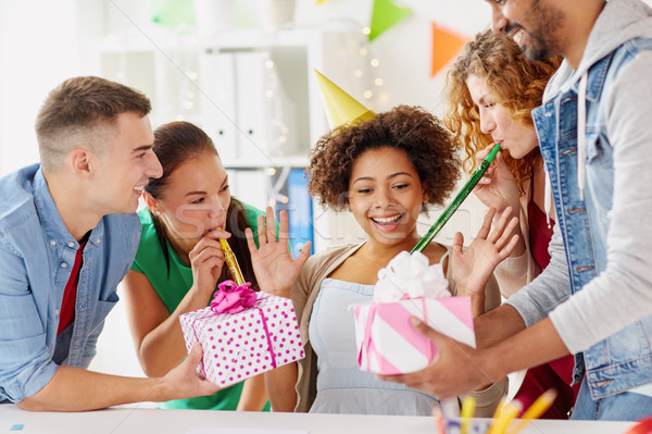 équipe accueil collègue bureau fête d'anniversaire entreprise [[stock_photo]] © dolgachov