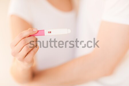 Kobieta człowiek ręce test ciążowy rodziny Zdjęcia stock © dolgachov
