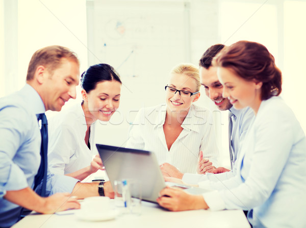 Foto stock: Equipe · de · negócios · reunião · escritório · amigável · negócio · grupo