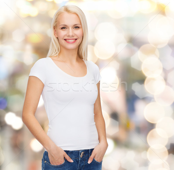 商業照片: 微笑的女人 · 白 · T卹 · 設計 · 微笑 · 快樂