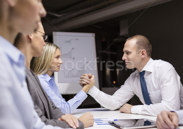 Geschäftsfrau Geschäftsmann Armdrücken Business Büro Sitzung Stock foto © dolgachov