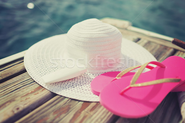 帽子 日焼け止め剤 スリッパ ビーチ ストックフォト © dolgachov