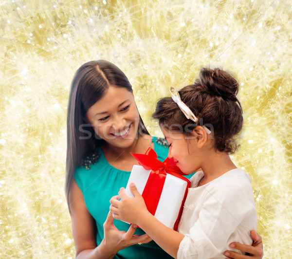 Gelukkig moeder meisje geschenkdoos christmas vakantie Stockfoto © dolgachov