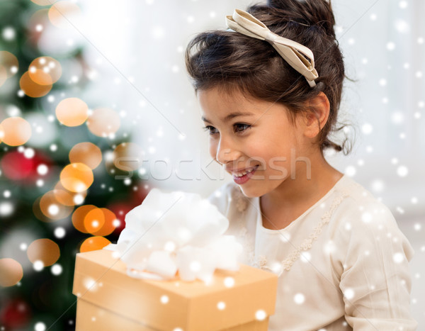 Stok fotoğraf: Gülen · küçük · kız · hediye · kutusu · tatil · Noel · çocukluk