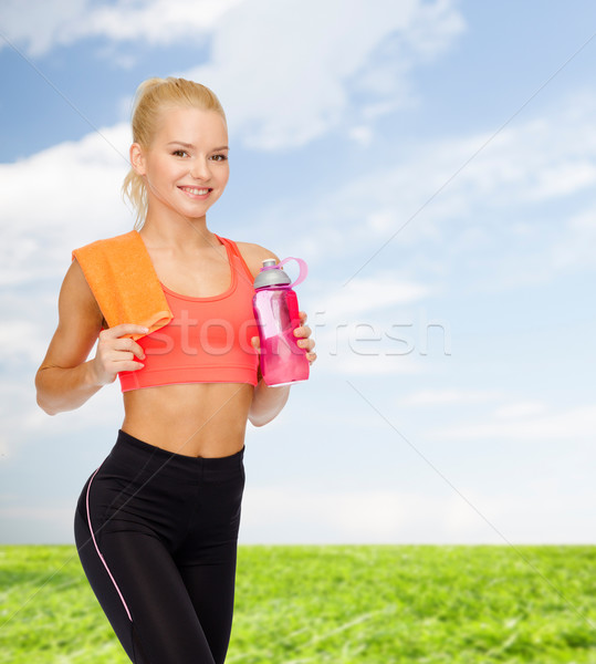 Uśmiechnięty kobieta manierka ręcznik sportu Zdjęcia stock © dolgachov