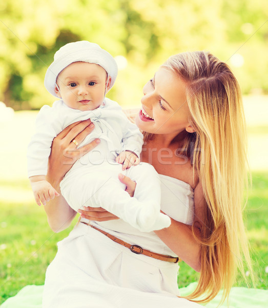 Gelukkig moeder weinig baby vergadering deken Stockfoto © dolgachov