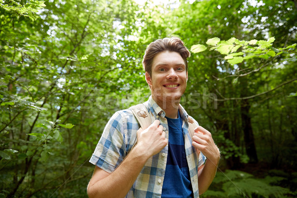 Zdjęcia stock: Uśmiechnięty · młody · człowiek · plecak · turystyka · lesie · przygoda