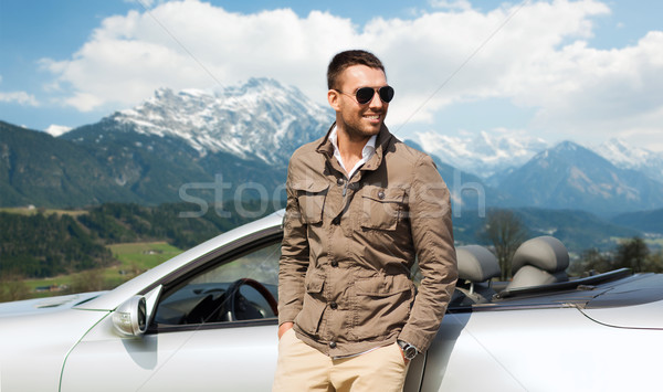 Fericit om cabrioleta maşină munţi călători Imagine de stoc © dolgachov