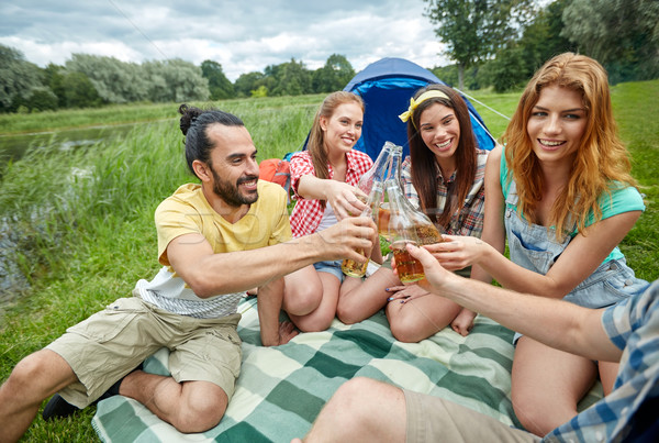 Boldog barátok sátor italok táborhely kempingezés Stock fotó © dolgachov