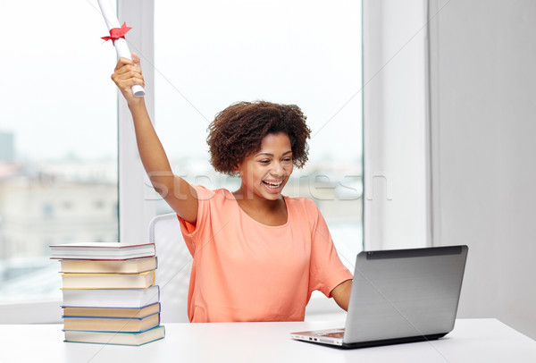 Foto d'archivio: Felice · african · donna · laptop · libri · diploma