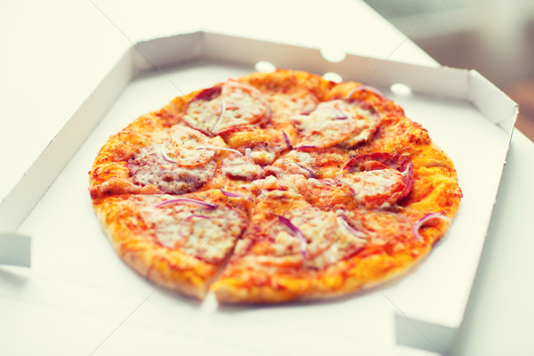 Közelkép pizza papír doboz asztal gyorsételek Stock fotó © dolgachov
