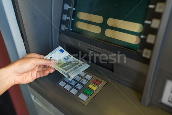 Hand geld atm machine financieren Stockfoto © dolgachov