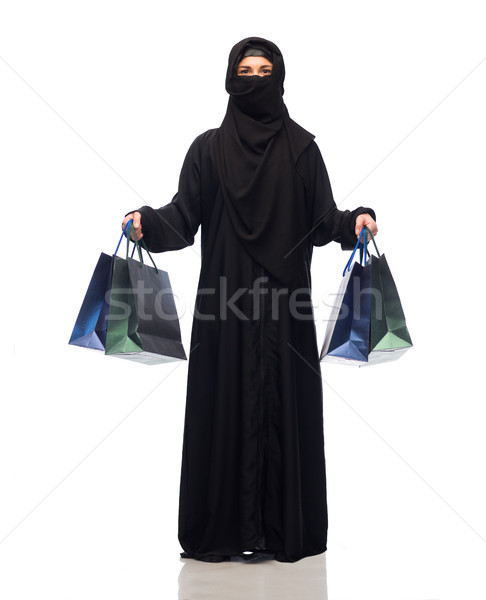 Muszlim nő hidzsáb bevásárlótáskák vásár fogyasztói társadalom Stock fotó © dolgachov