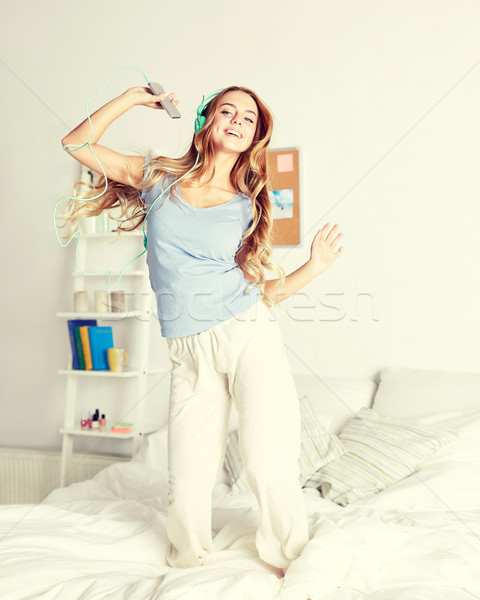 Foto stock: Feliz · mulher · fones · de · ouvido · diversão · casa · pessoas