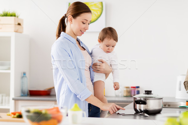 Gelukkig moeder baby koken home keuken Stockfoto © dolgachov