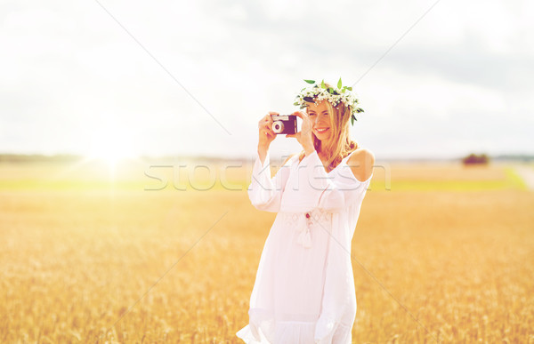 Foto stock: Feliz · mulher · filme · câmera · coroa · flores