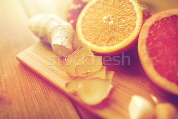 Citrice fructe ghimbir usturoi lemn traditional Imagine de stoc © dolgachov