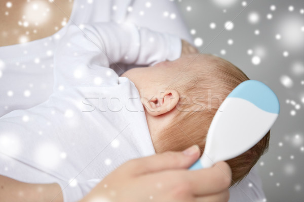 Mamă nou-nascut copil păr familie Imagine de stoc © dolgachov