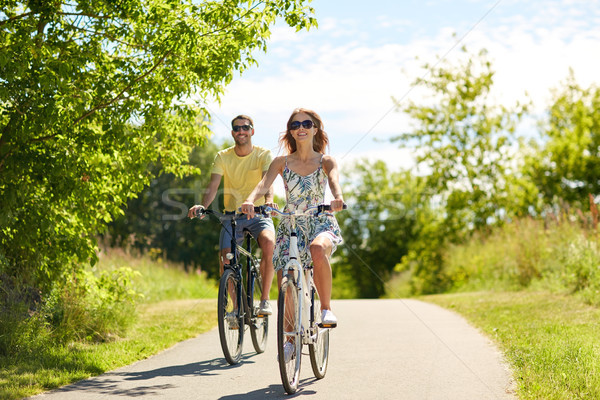 Foto d'archivio: Felice · equitazione · biciclette · estate · persone