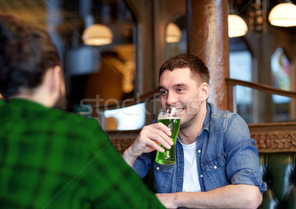 [[stock_photo]]: Homme · amis · potable · vert · bière · bar