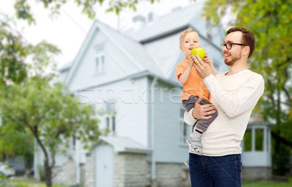 Boldog apa kicsi fiú zöld alma Stock fotó © dolgachov