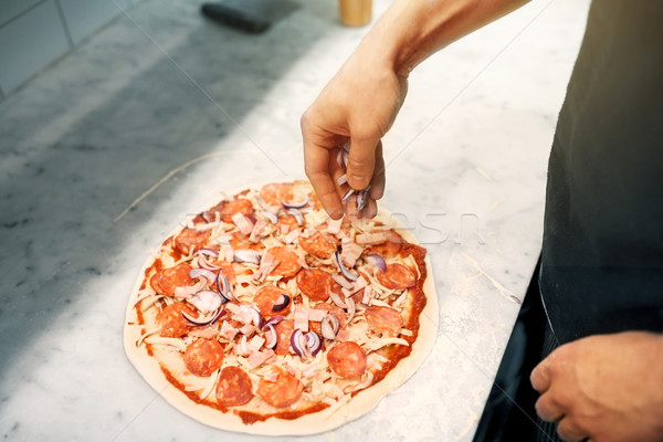 Stockfoto: Kok · ui · salami · pizza · pizzeria · voedsel