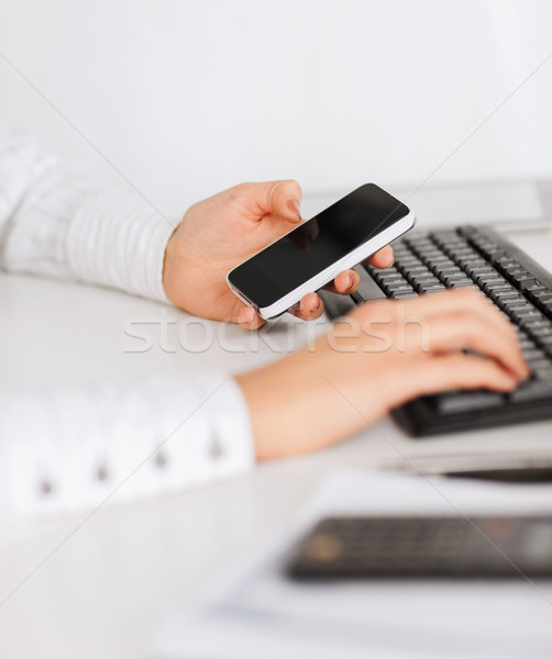 Femeie mână smartphone afaceri munca de birou disciplina Imagine de stoc © dolgachov
