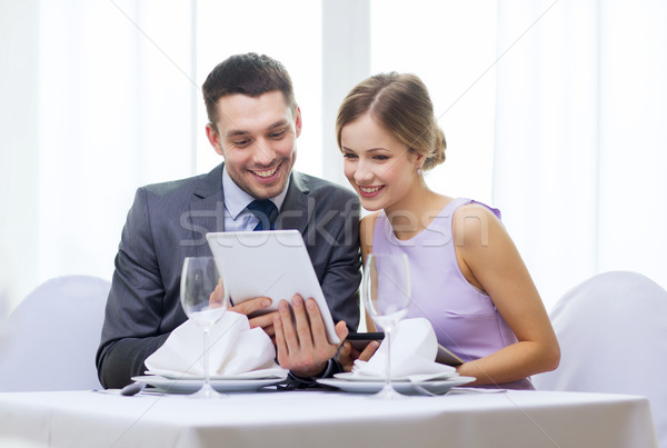 Foto stock: Pareja · restaurante · tecnología · vacaciones · sonriendo