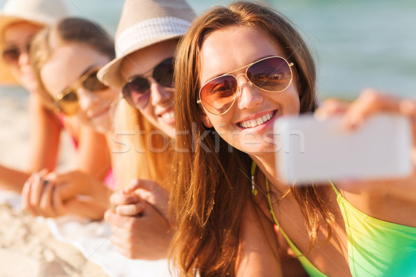 Foto d'archivio: Sorridere · donne · smartphone · spiaggia