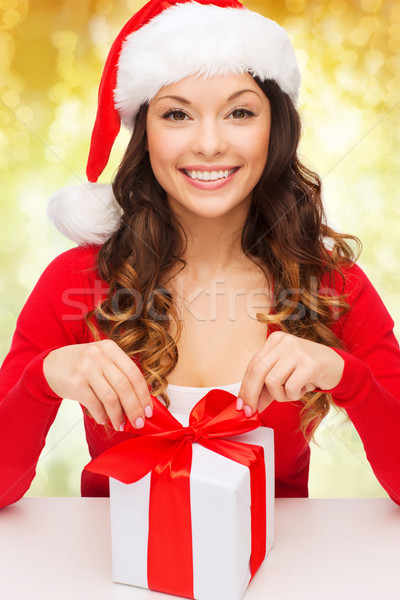 Сток-фото: улыбающаяся · женщина · помощник · Hat · шкатулке · Рождества