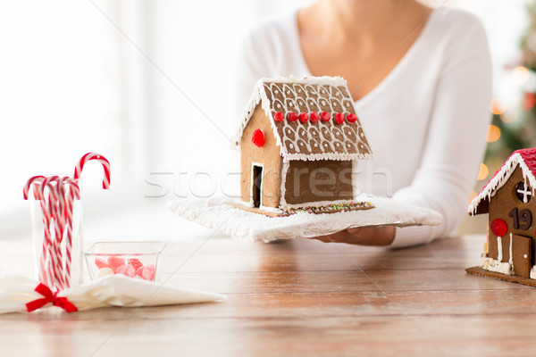 Stockfoto: Vrouw · tonen · peperkoek · huis · koken