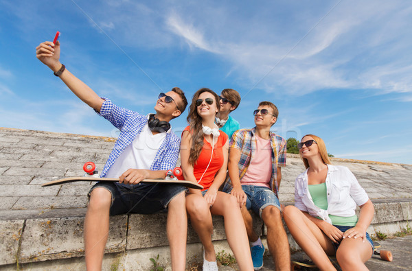 Stockfoto: Groep · glimlachend · vrienden · smartphone · buitenshuis · vriendschap