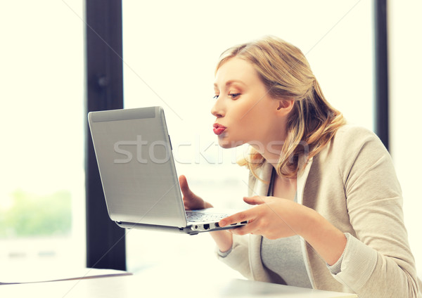 Komputera kobieta całując ekranu zdjęcie kobieta laptop Zdjęcia stock © dolgachov