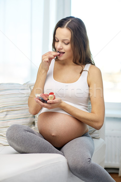 Felice donna incinta mangiare frutti home gravidanza Foto d'archivio © dolgachov