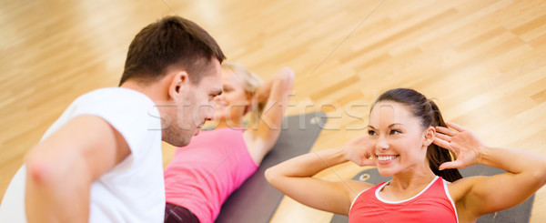 Foto stock: Grupo · sonriendo · mujeres · sentarse · gimnasio · fitness