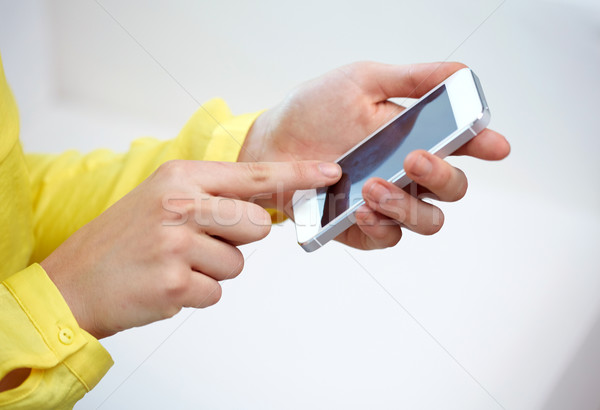 [[stock_photo]]: Homme · mains · smartphone · maison · personnes
