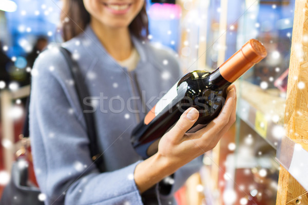 Feliz mulher escolher compra vinho mercado Foto stock © dolgachov