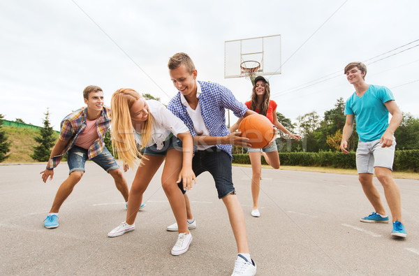 Grup fericit adolescenti joc baschet vacanta de vara Imagine de stoc © dolgachov