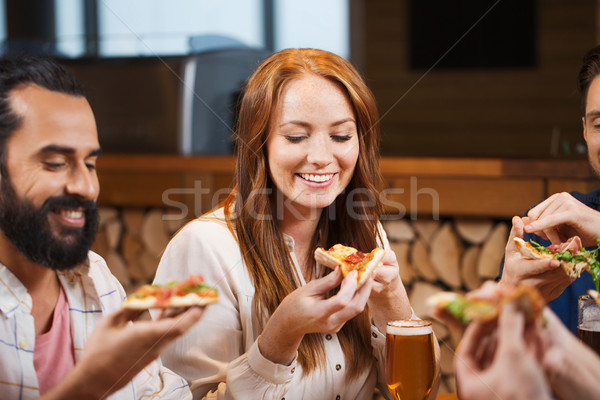 Stock foto: Freunde · Essen · Pizza · Bier · Restaurant · Freizeit